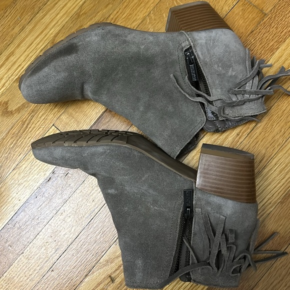 Khaki suede booties with ankle fringe - Picture 4 of 6